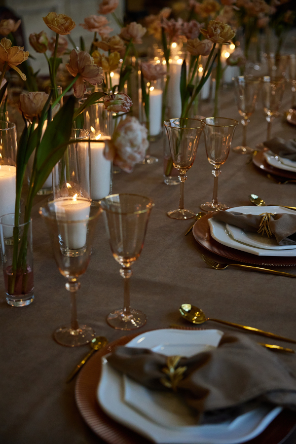 Творческий проект с лаконичным декором от свадебного