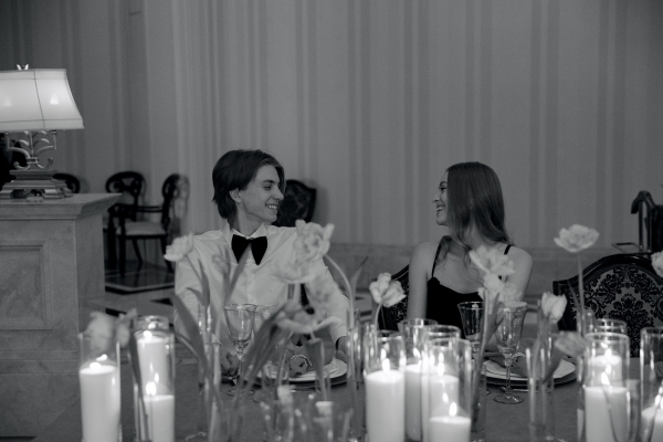 Творческий проект с лаконичным декором от свадебного