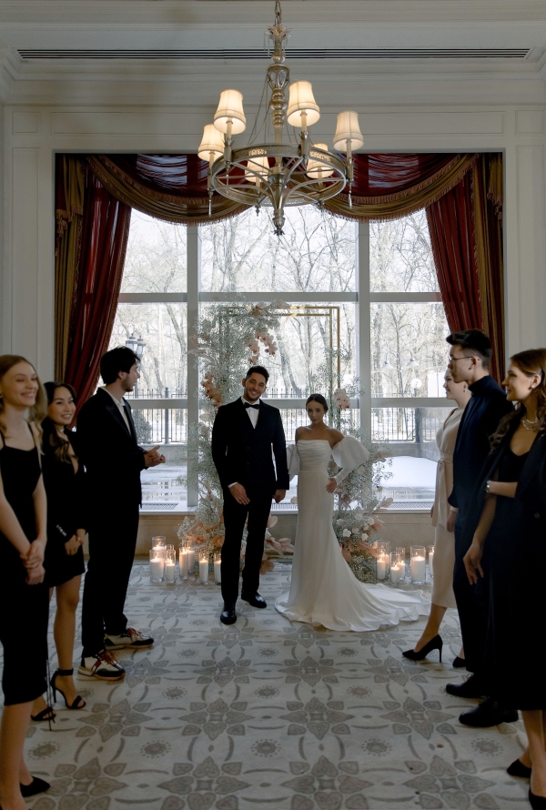 Творческий проект с лаконичным декором от свадебного