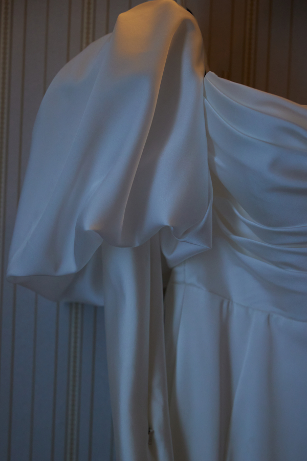 Творческий проект с лаконичным декором от свадебного