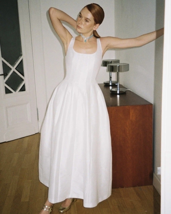 Актуальные белые платья для невест до 100