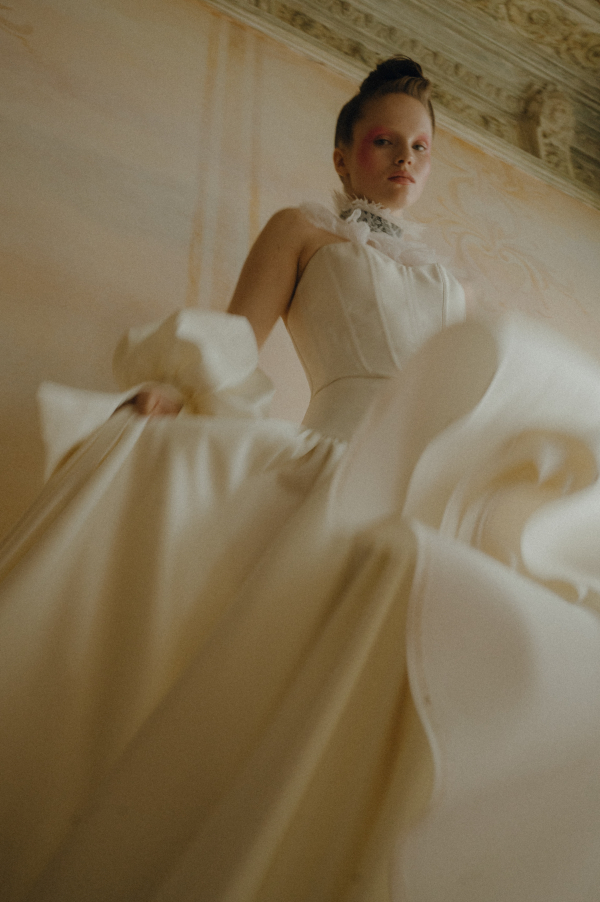 Эксцентричная съемка утра невесты на стыке историзма