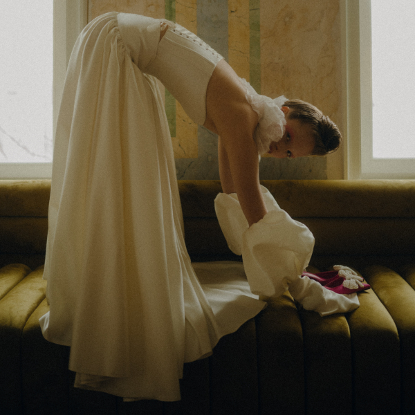 Эксцентричная съемка утра невесты на стыке историзма