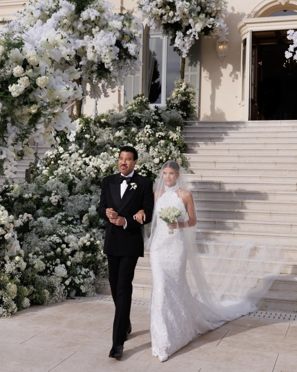 3 платья Chanel, отель на Лазурном берегу