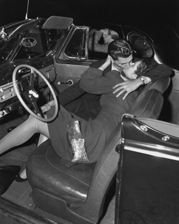 В Москве открылись автокинотеатры. Какой выбрать?