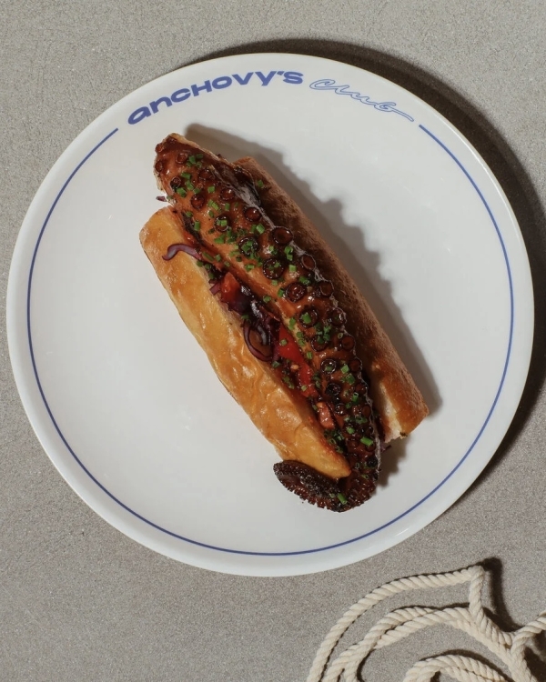 Воскресный маркет на Патриарших прудах, осьми-дог в