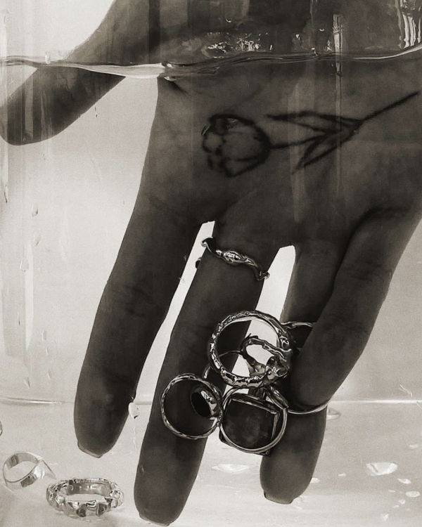 Обручальные кольца — это не про нас.