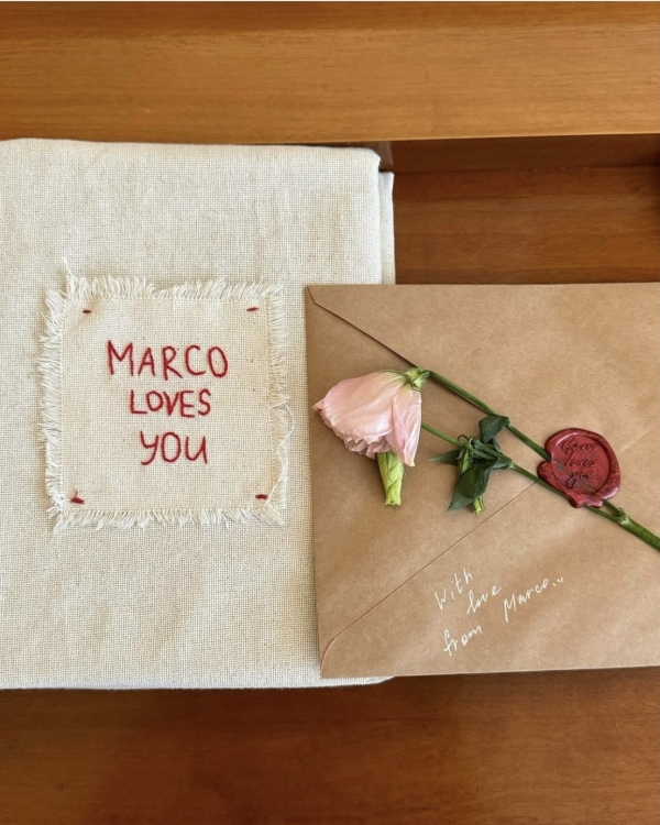 Воскресный маркет на Патриарших прудах, осьми-дог в