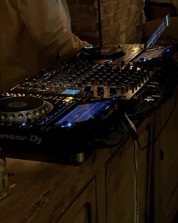 Майская классика в «Шашлычной», радиоспектакль в «Практике»