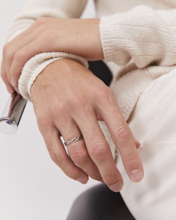 Обручальные кольца — это не про нас.