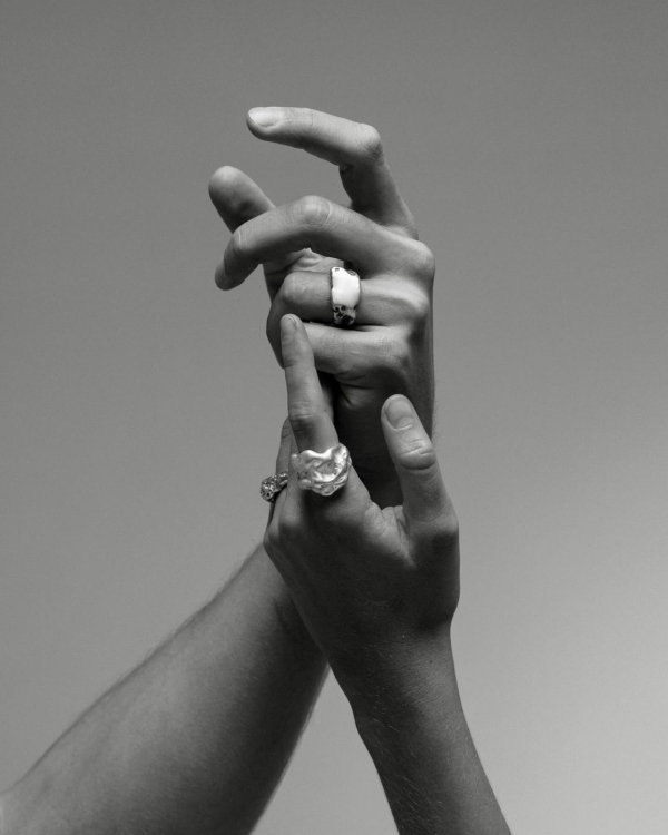 Обручальные кольца — это не про нас.