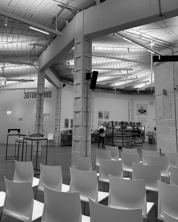 Воскресный маркет на Патриарших прудах, осьми-дог в