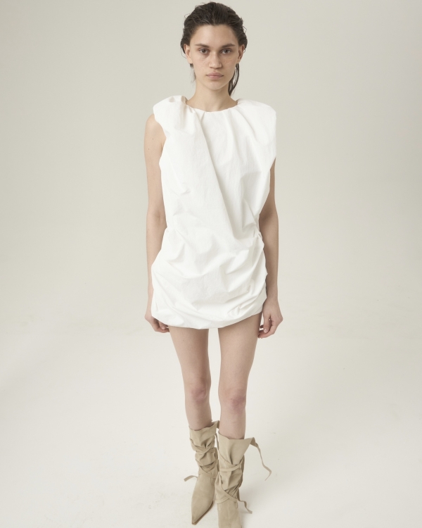 Будь проще: 20 лаконичных свадебных платьев 2024