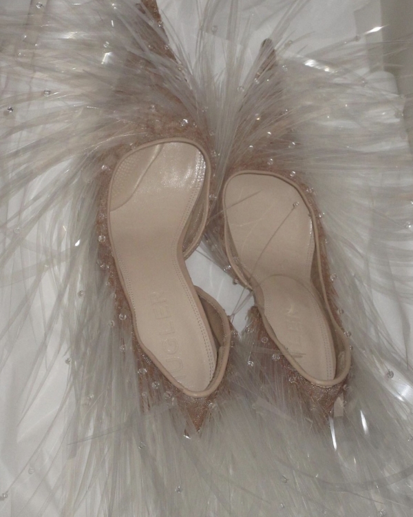 Как у (современной) Золушки: 20 прозрачных туфель