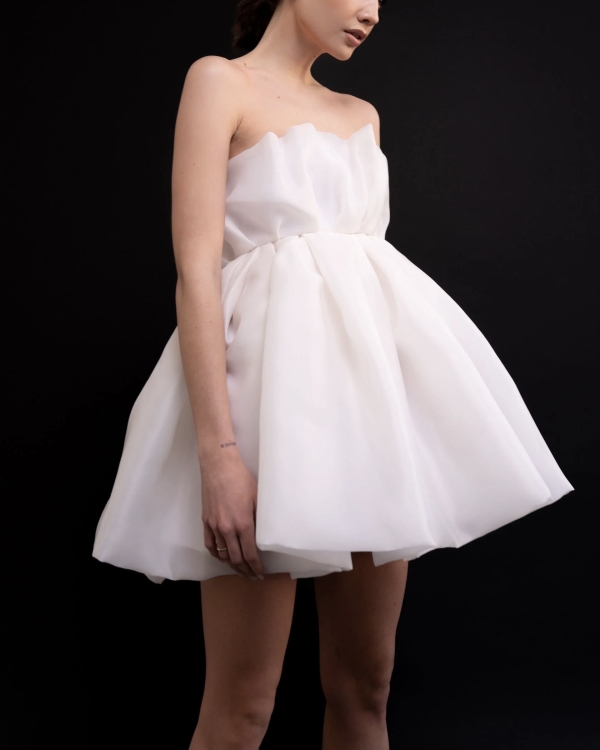 Будь проще: 20 лаконичных свадебных платьев 2024