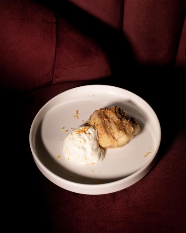 Воскресный маркет на Патриарших прудах, осьми-дог в