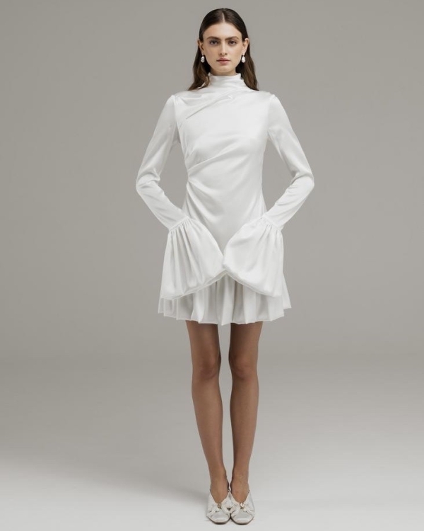 Будь проще: 20 лаконичных свадебных платьев 2024