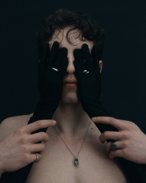 Обручальные кольца — это не про нас.