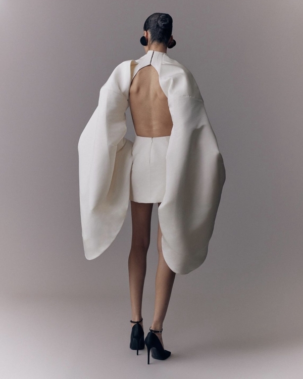 Будь проще: 20 лаконичных свадебных платьев 2024