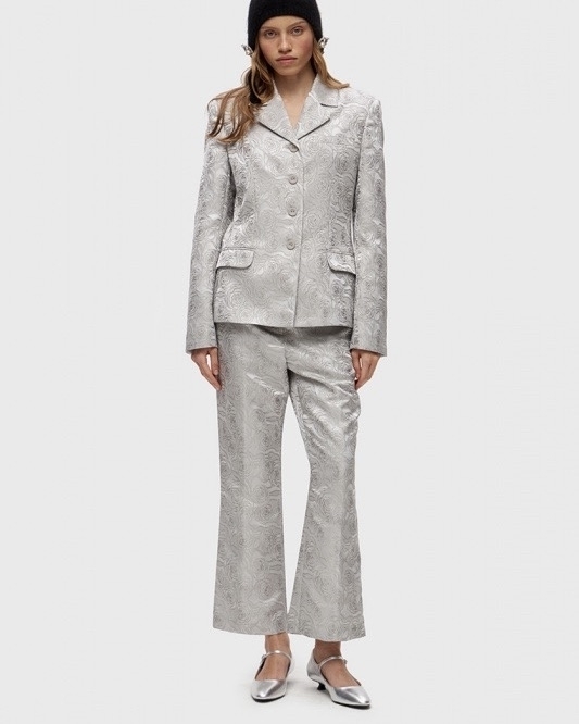 Брючный костюм — беспроигрышная идея для вечернего дресс-кода.