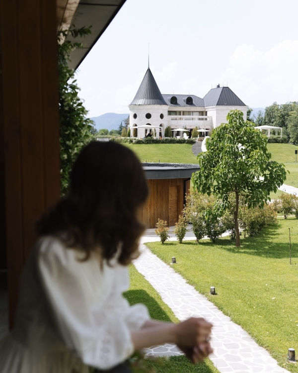 Как организовать билеты и проживание для гостей,