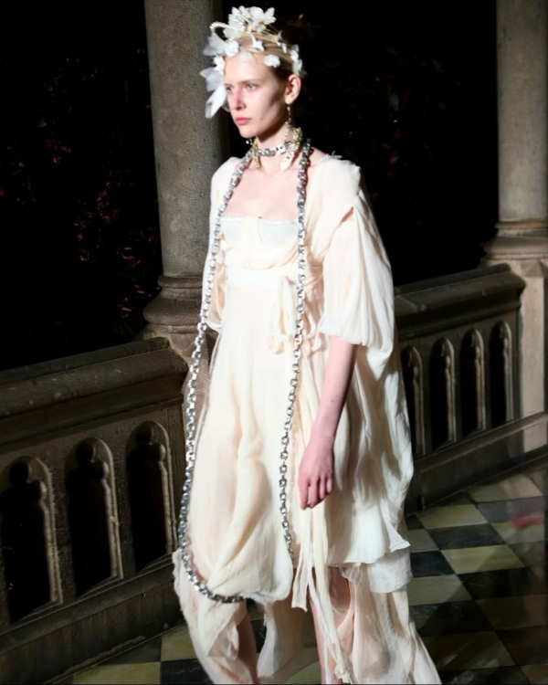 Мини-кринолины, кружевные чулки и корсеты. Новая свадебная