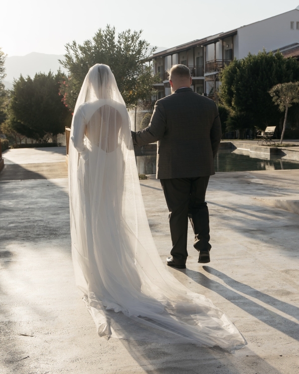 Как организовать билеты и проживание для гостей,