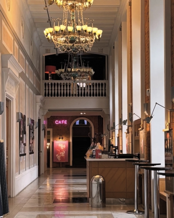 Свое кино. Где устроить просмотр свадебного фильма?