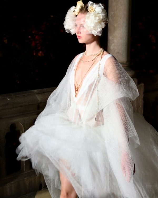 Мини-кринолины, кружевные чулки и корсеты. Новая свадебная