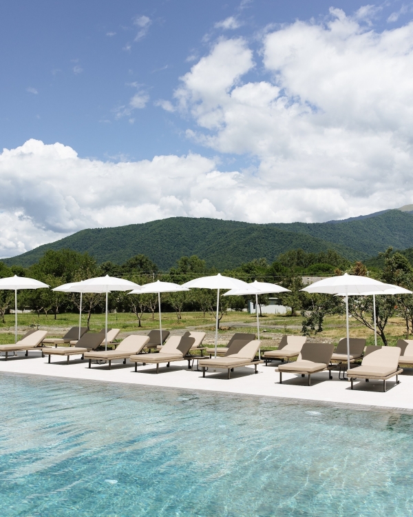 Как организовать билеты и проживание для гостей,