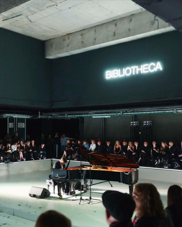 Ромашковый декор на ивенте ювелирного бренда Tous