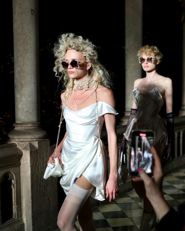 Мини-кринолины, кружевные чулки и корсеты. Новая свадебная