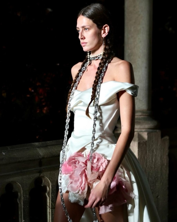 Мини-кринолины, кружевные чулки и корсеты. Новая свадебная