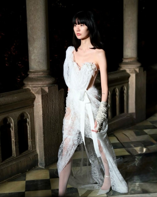 Мини-кринолины, кружевные чулки и корсеты. Новая свадебная