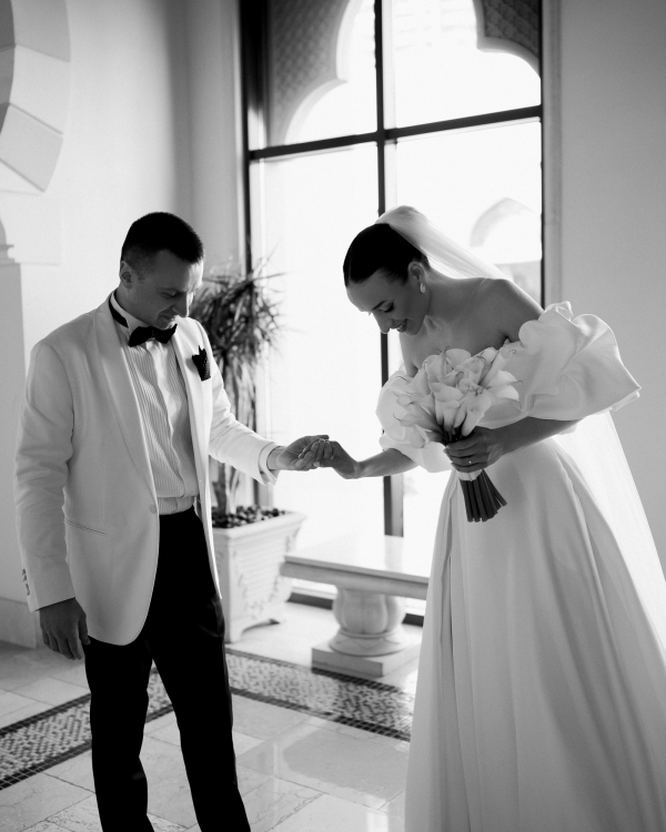 Как организовать билеты и проживание для гостей,