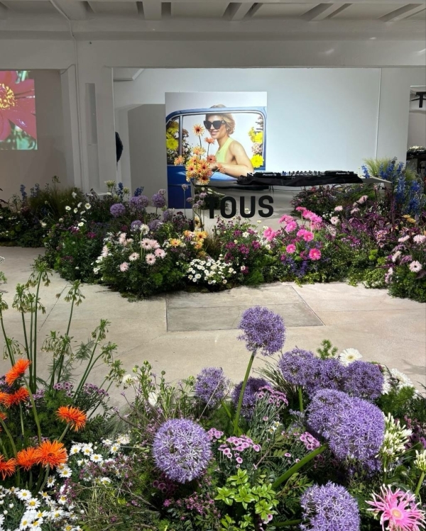 Ромашковый декор на ивенте ювелирного бренда Tous