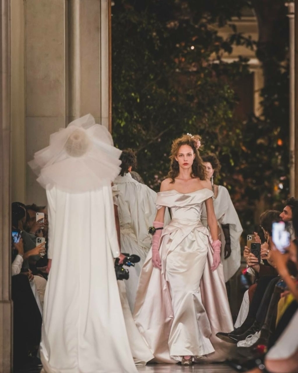 Мини-кринолины, кружевные чулки и корсеты. Новая свадебная