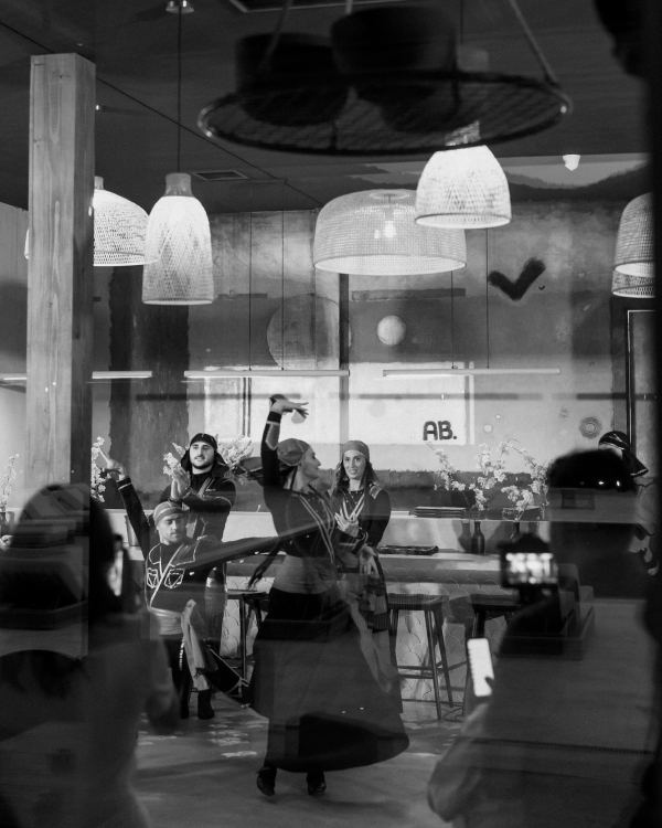 Как организовать билеты и проживание для гостей,