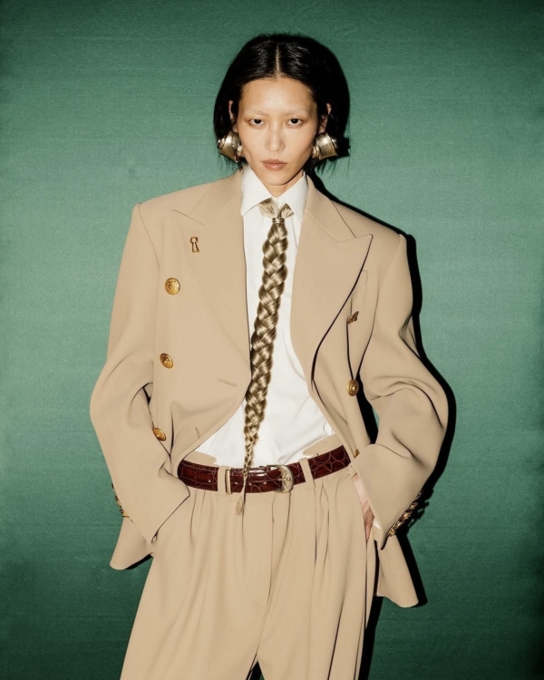 Брючный костюм — беспроигрышная идея для вечернего дресс-кода.