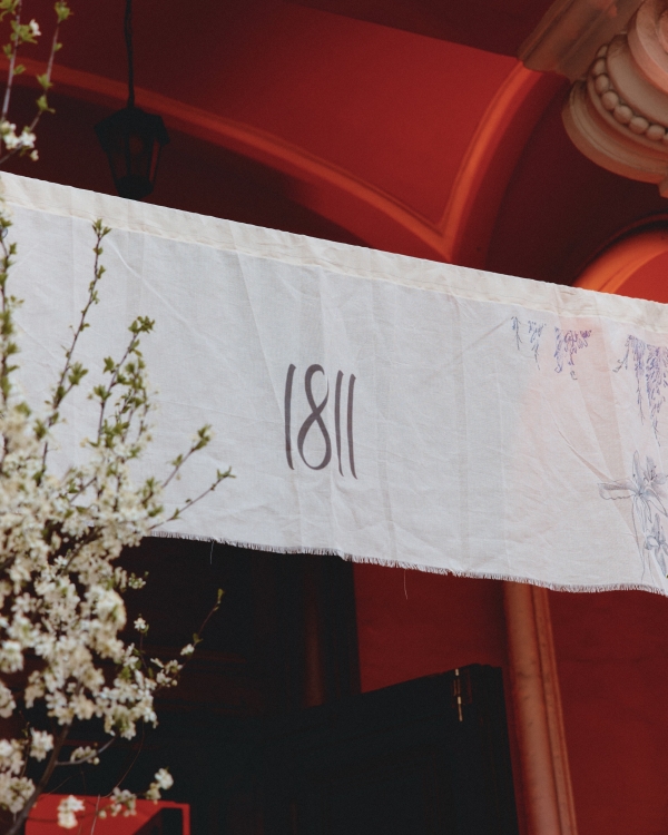 Ромашковый декор на ивенте ювелирного бренда Tous