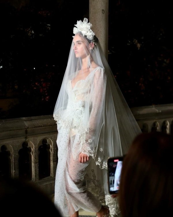 Мини-кринолины, кружевные чулки и корсеты. Новая свадебная