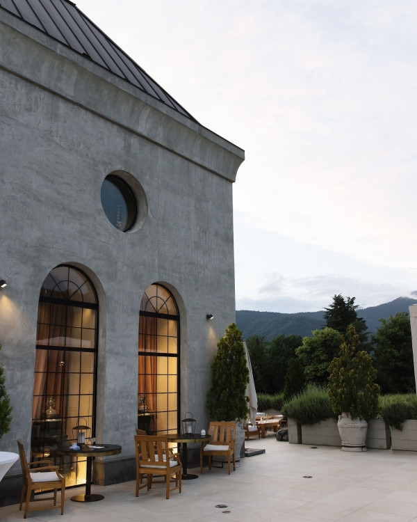 Как организовать билеты и проживание для гостей,