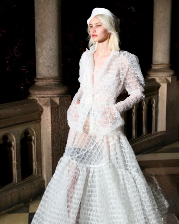 Мини-кринолины, кружевные чулки и корсеты. Новая свадебная