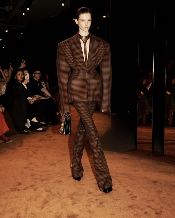 Брючный костюм — беспроигрышная идея для вечернего дресс-кода.