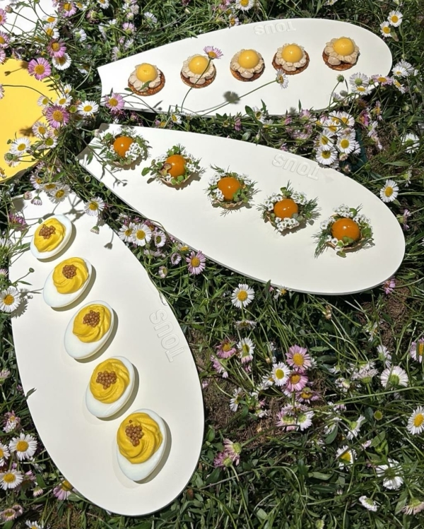 Ромашковый декор на ивенте ювелирного бренда Tous