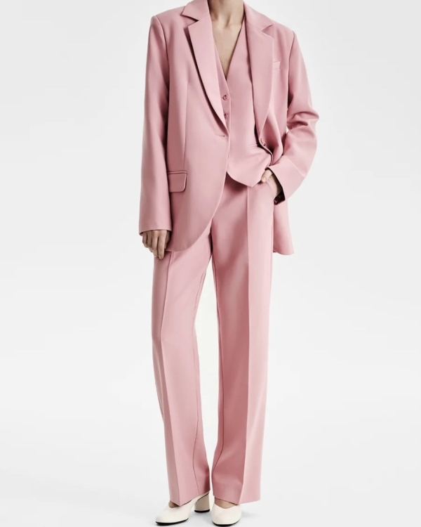 Брючный костюм — беспроигрышная идея для вечернего дресс-кода.