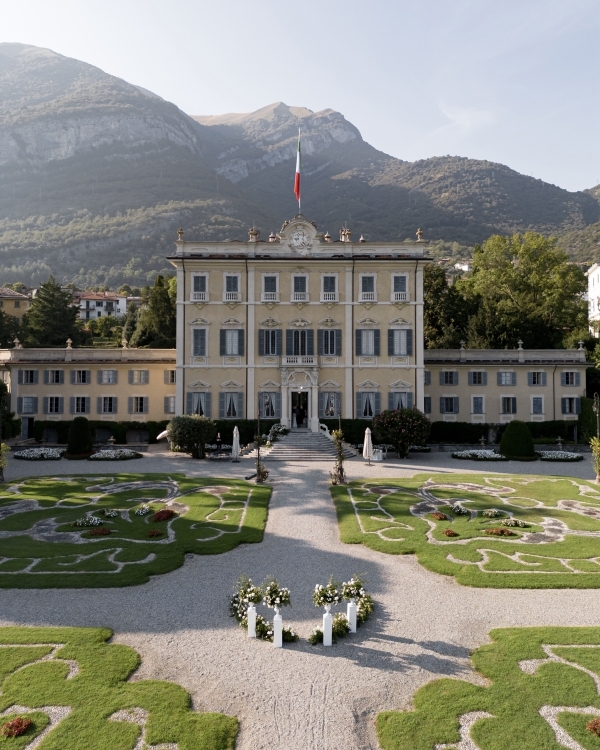 Как организовать билеты и проживание для гостей,