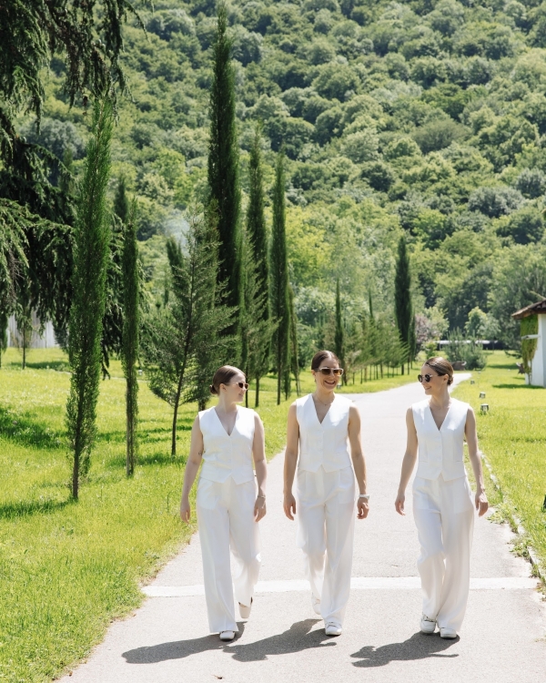 Как организовать билеты и проживание для гостей,