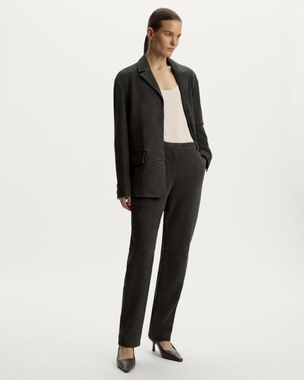 Брючный костюм — беспроигрышная идея для вечернего дресс-кода.
