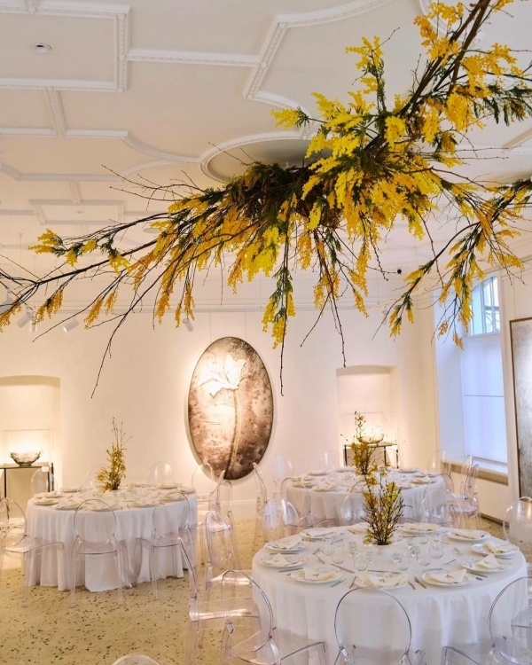 Ромашковый декор на ивенте ювелирного бренда Tous